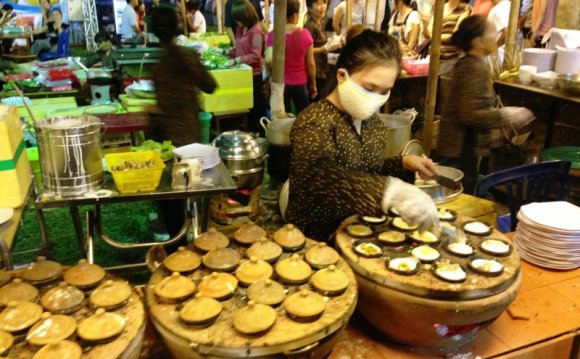 Making Banh Khot at Food