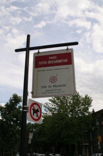 Parc Toto-Bissainthe au coin de la rue Hutchison et de l'avenue Van Horne.