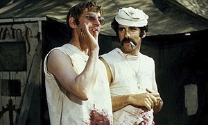 Sutherland with Elliott Gould in MASH