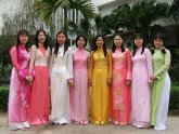 Traditional Vietnamese women