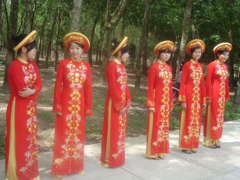 woman in Vietnam dress Ao Dai