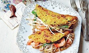 Sizzling crepes with chicken and prawns