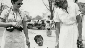 two Helgoland nurses with a Vietnamese son or daughter. (Photo: DRK-Archiv)